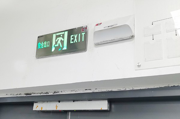 如何確保智能疏散系統(tǒng)在斷電情況下仍能正常工作？